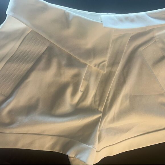 Alice & Olivia Chad Asymmetrical Short In White size 12 NWT - Picture 7 of 10